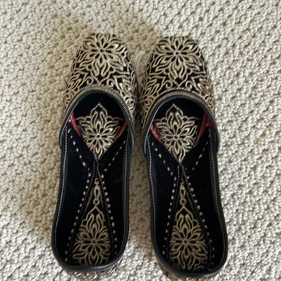 Punjabi Juttis Shoes - Picture 1 of 3